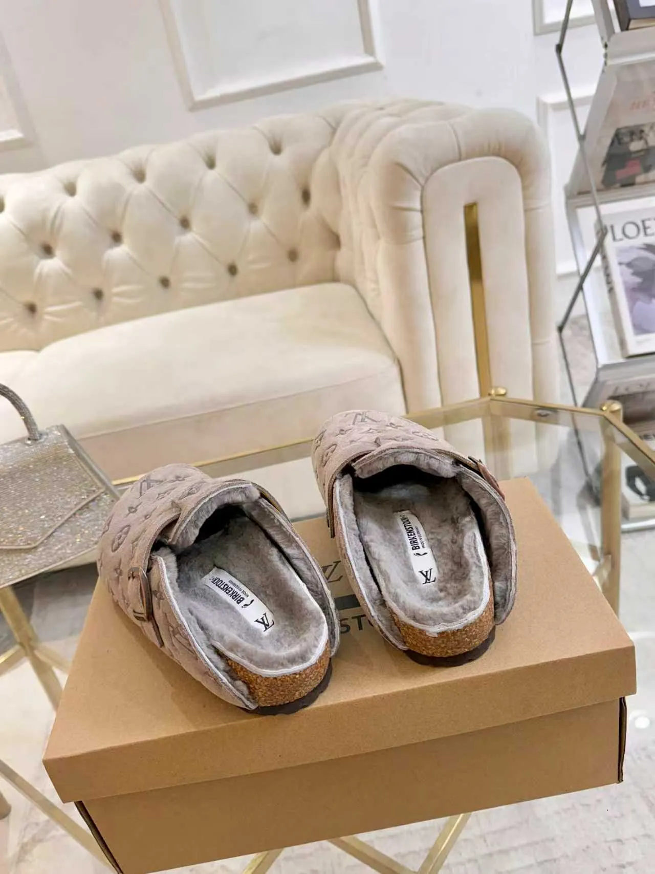 p600 ✨ LV wool slippers for couples｜Even the toes exude a sense of luxury ✨ We have achieved the ultimate restoration of the "high version" of this pair of LV classic Birkenstock slippers, with the mark of luxury in every detail. 👫 ▫️ Original jacquard with delicate cowhide leather, retro texture is at your fingertips; ▫️ 100% pure wool lining, wearing barefoot is like stepping on clouds, skin-friendly, breathable and not sweaty; ▫️ Three-dimensional toe cap + non-slip rubber sole, safe and secure when walking in the wind.  The belt buckle and presbyopia elements are embellished, revealing the aura of a big-name brand in a low-key manner. Whether it is on a date or out on the street, every step is like walking in the middle of a show.  Pair it with jeans for a lazy and casual look; with a coat and skirt, it will look elegant. With one pair of shoes, you can easily switch between multiple styles, and you never have to be deliberate about the sense of luxury.  #LVcouples #high-endwear #lightluxurylife #quality recommendation Fabric: classic presbyopia/imported sheepskin/classic jacquard fabric Lining: imported wool lining Sole: original rubber sole Size: Female 35-41 Male 38-46